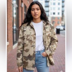Aritzia TNA Camouflage Army Jacket Tan Desert Camo Utility Shacket Size Medium